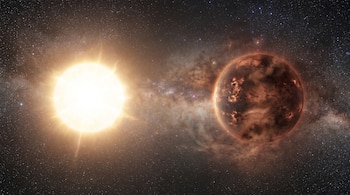 Imagen de una estrella brillante blanco-dorada junto a una enana marrón rojiza. El fondo es un cielo lleno de estrellas y polvo cósmico.