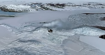 Científicos documentaron que este volcán es el único en el mundo conocido por emitir partículas cristalinas de oro elemental (Captura de video)