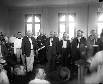 El juez John T. Raulston (a la izquierda, leyendo un documento) preside una de las sofocantes sesiones en el interior de la corte de Dayton durante el "Juicio del Mono", en julio de 1925