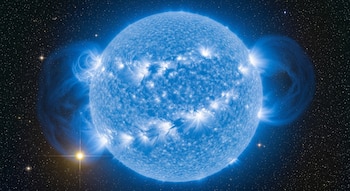 Una estrella supergigante azul prominente con destellos y erupciones de plasma azul claro en su superficie, contra un fondo de innumerables estrellas.