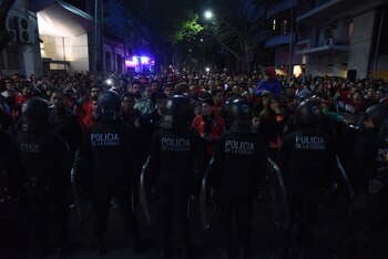 La fila: policías en las