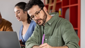 Becas públicas sin deuda: el