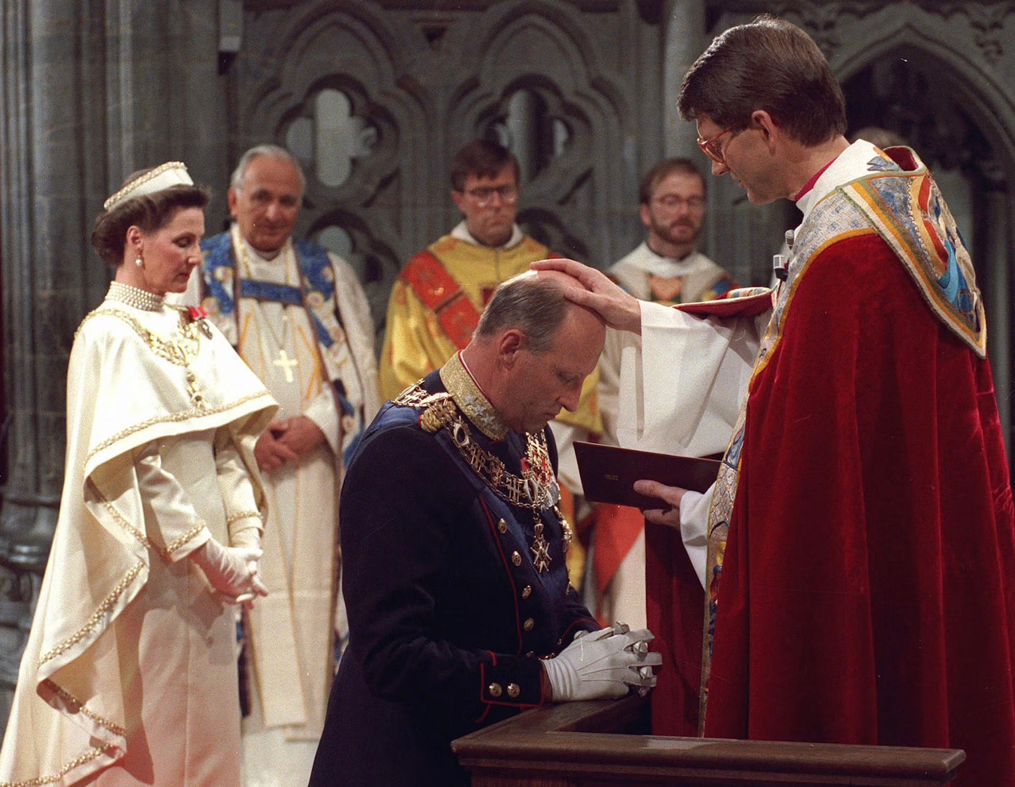 El rey Harald V y la reina Sonia en su coronación como reyes de Noruega (GROSBY GROUP).
