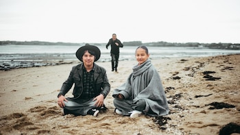 Isaac y Nora, hermanos franceses.