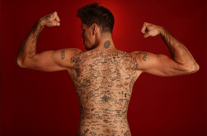 Funky Matas obtiene el récord Guinness por tatuarse 273 firmas de celebridades en la espalda, uniendo música, cine y deporte (Créditos: Guinness World Records)