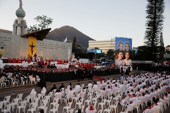 Fieles católicos y miembros del clero asisten a la ceremonia de beatificación de los sacerdotes Rutilio Grande y Cosme Spessotto y los laicos Manuel Solorzano y Nelson Lemus en la Plaza El Salvador del Mundo en San Salvador, El Salvador 22 de enero de 2022. (REUTERS/José Cabezas)