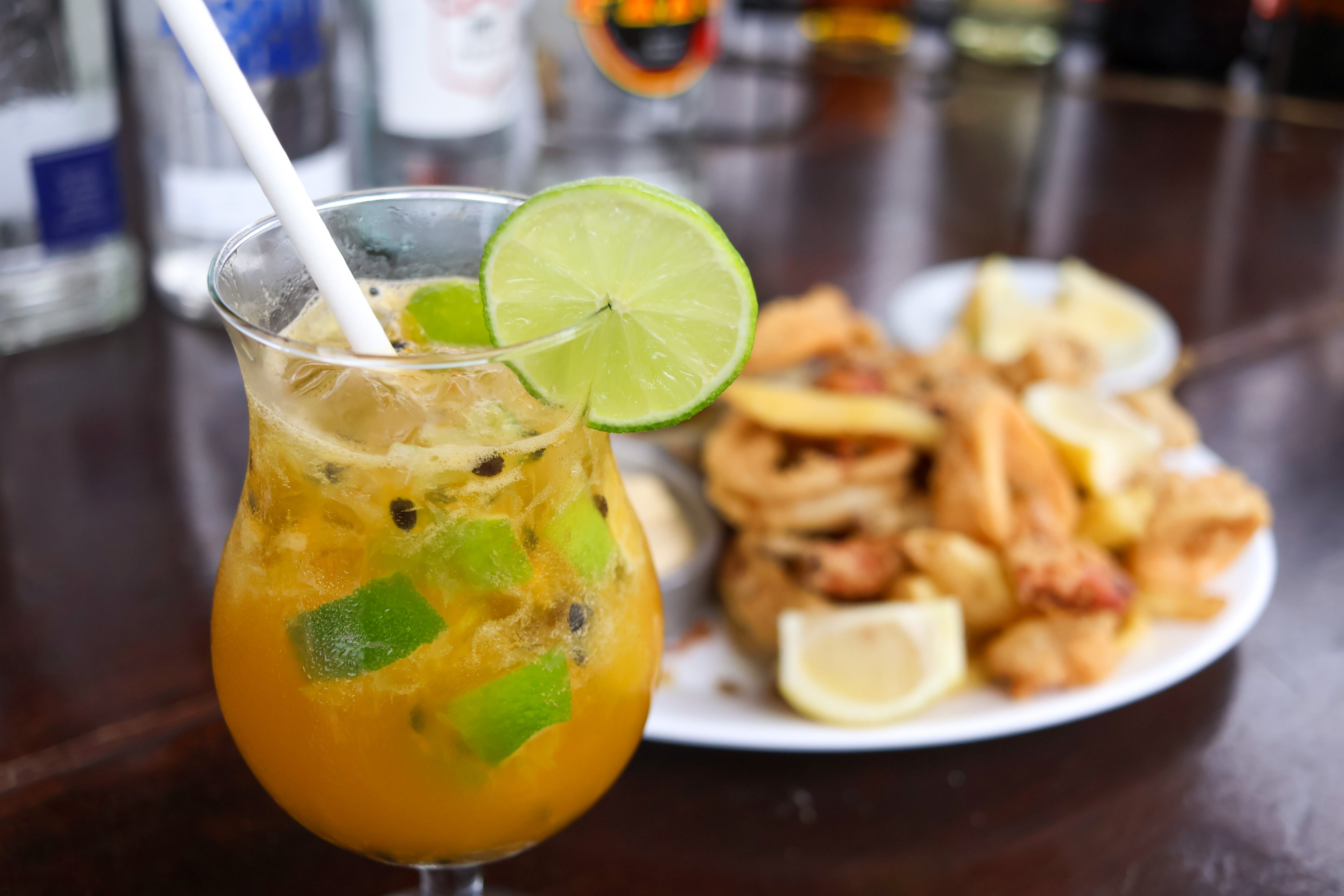 La coctelería en Pinamar se reinventa con propuestas que combinan tragos clásicos y creatividad moderna detrás de la barra (Pablo Kauffer)