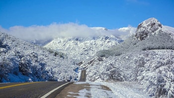 En la región patagónica, un frente de aire frío fue el disparador de las lluvias y nevadas que se registran sobre los centros turísticos invernales de Bariloche, Villa La Angostura y San Martín de los Andes (@fm_dellago)