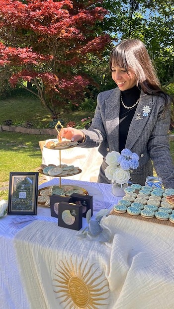 Carla comercializa sus alfajores en