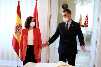 Pedro Sánchez junto a la