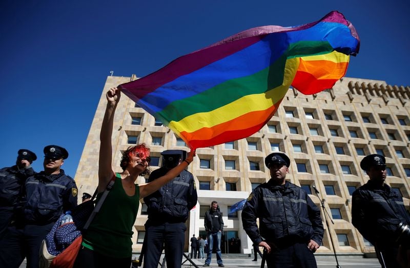 Activista LGBTQ+ asiste a una concentración contra la homofobia y la transfobia en Tiflis, Georgia. (David Mdzinarishvili/Reuters)