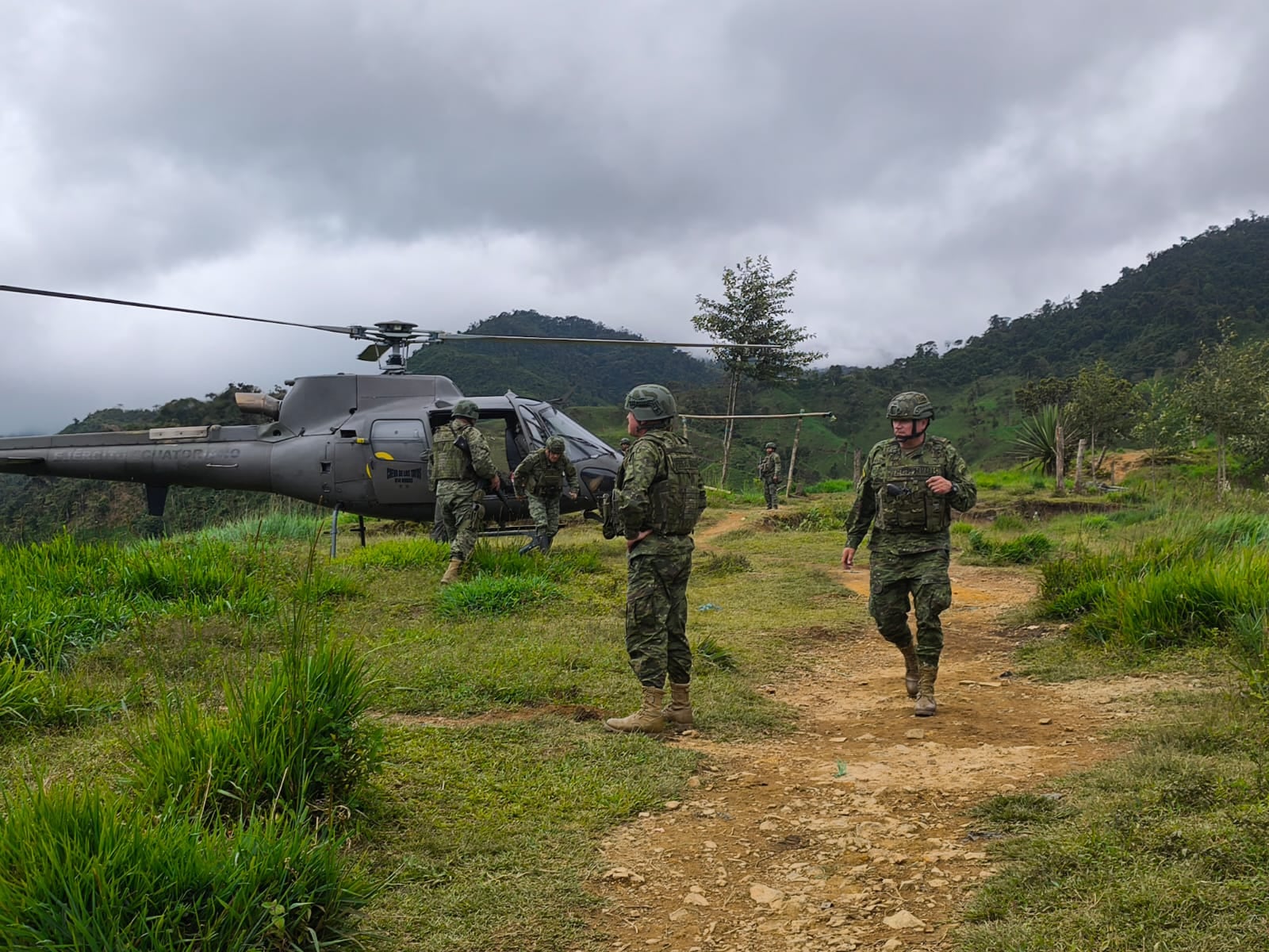 El personal militar continuará en la zona hasta destruir la logística de la minería ilegal. (Ejército Ecuador)