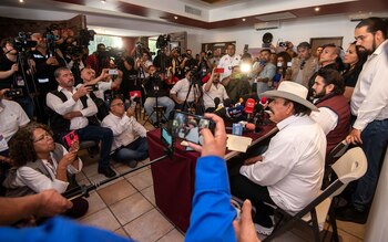 SALTILLO, COAHUILA, 04JUNIO2023.- Armando Guadiana, candidato a gobernador de Coahuila por morena, ofreció conferencia tras concluir la jornada electora, en la que señaló que esperara los resultados del PREP para tomar una postura respecto a la elección.