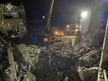 Rescatistas trabajan en un sitio