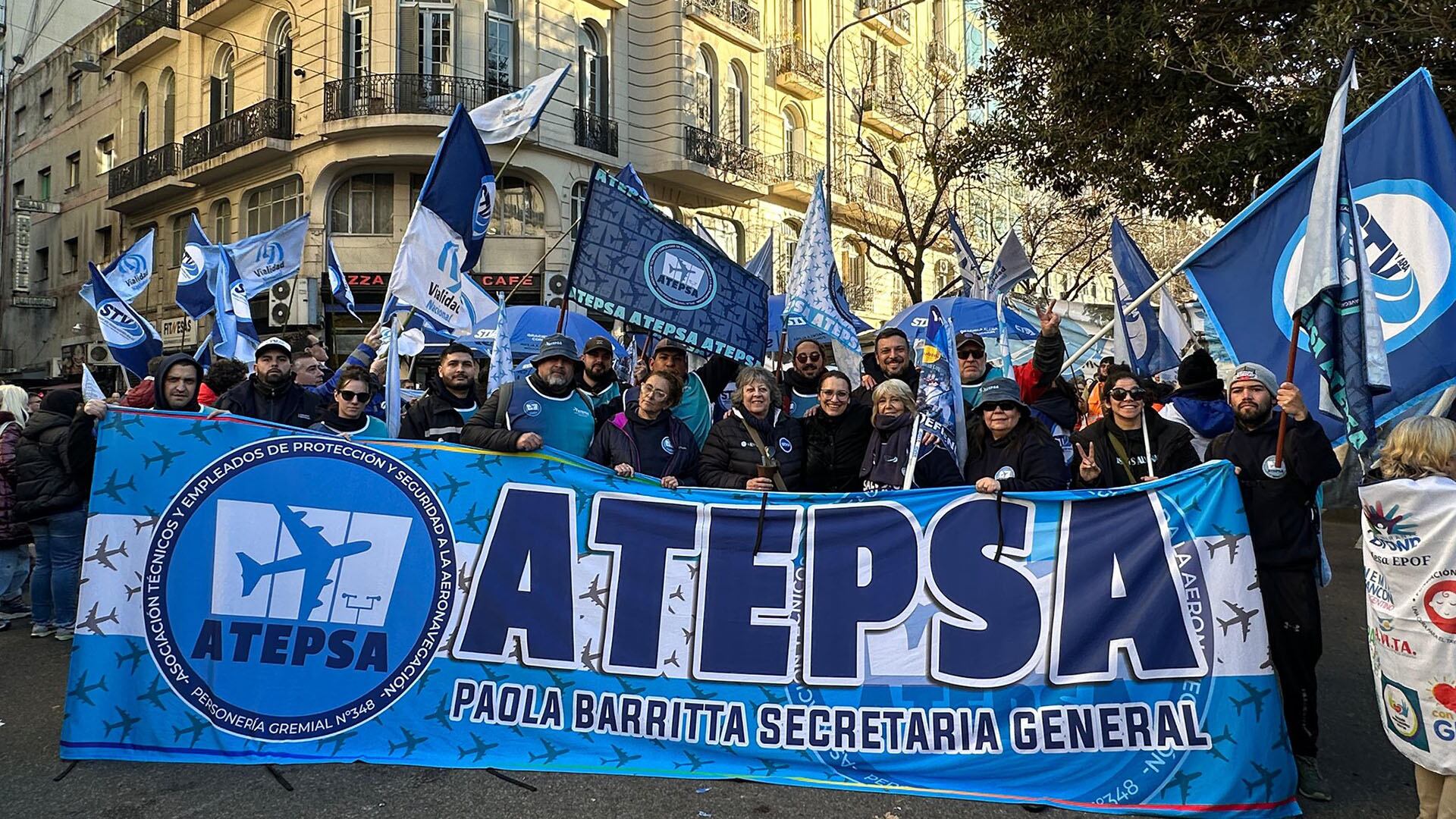 Paola Barritta, al frente de una columna de ATEPSA en una movilización