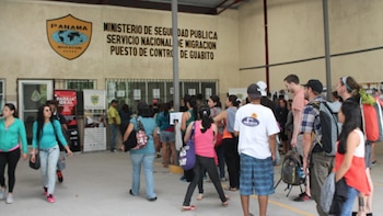 Gobierno panameño establece protocolo para controlar flujo migratorio irregular en puestos terrestres