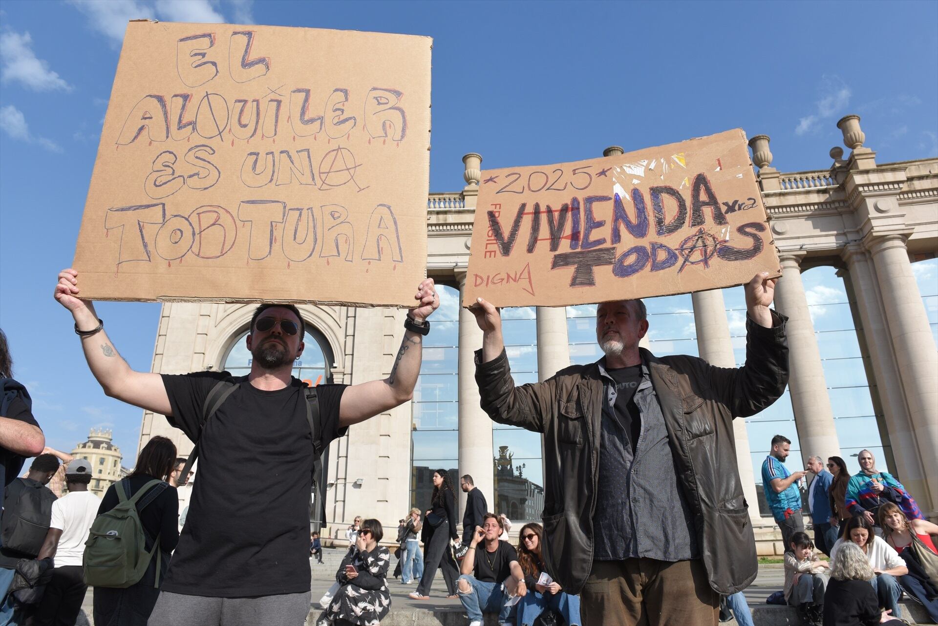 Decenas de personas durante una manifestación por la vivienda con el lema