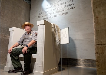 Kevin Griess, superintendente del National Mall y de los parques conmemorativos, está sentado en una silla similar a la del Monumento a Lincoln (Tyler M. Andrews/The Washington Post)