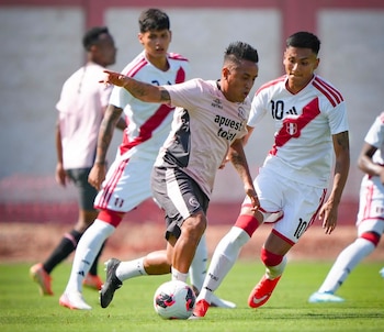 Piero Cari marcando a Christian Cueva en amistoso de la selección peruana sub 20 ante Sport Boys.
