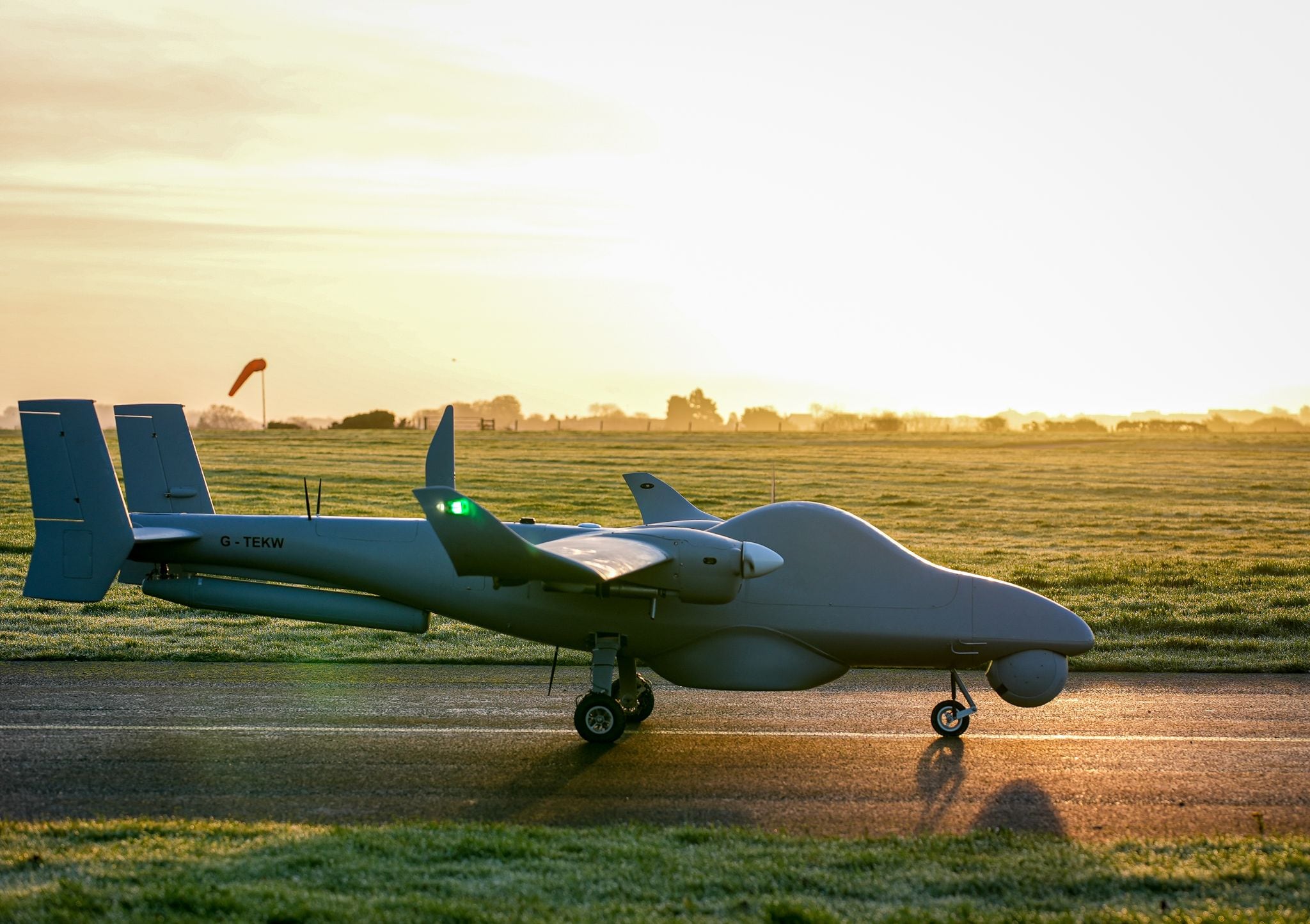 El dron AR5 de la empresa Tekever reposa en una pista de aterrizaje con capacidad para llevar hasta 50 kilogramos de cámaras y sensores. (Mod UK)