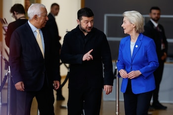 De izquierda a derecha, el presidente del Consejo Europeo, António Costa; el presidente de Ucrania, Volodimir Zelensky, y la presidenta de la Comisión Europea, Ursula von der Leyen, a su llegada a una cumbre de la UE en el edificio del Consejo Europeo en Bruselas, el 16 de octubre de 2026 (AP Foto/Geert Vanden Wijngaert)