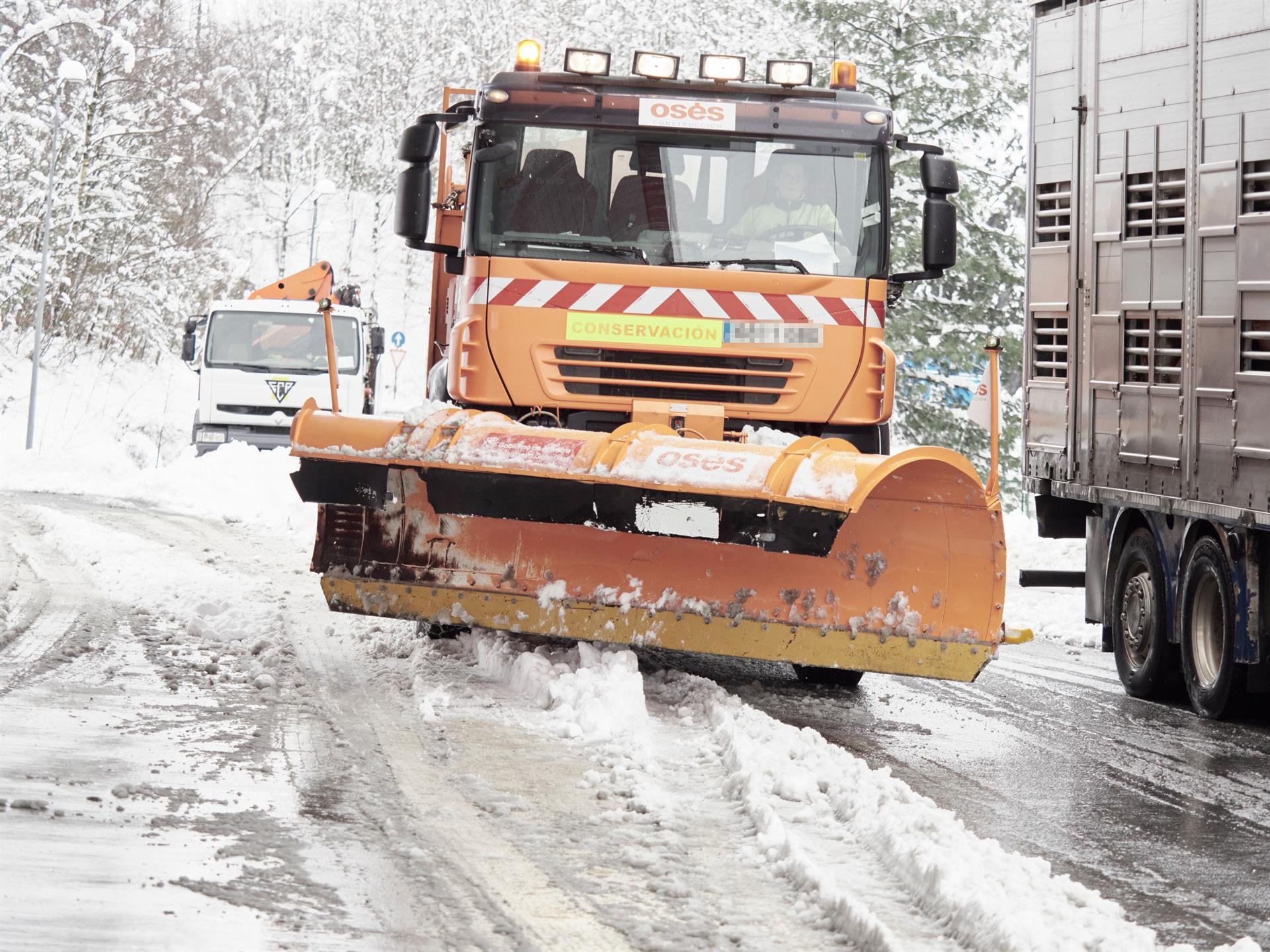 Nieve paraliza las carreteras de Navarra: Autoridades imponen restricciones y cierres