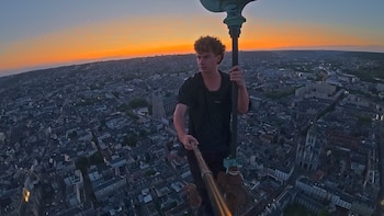 Ian Menéndez escala la iglesia más alta de Francia
