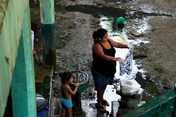 Una mujer lava hoy ropa