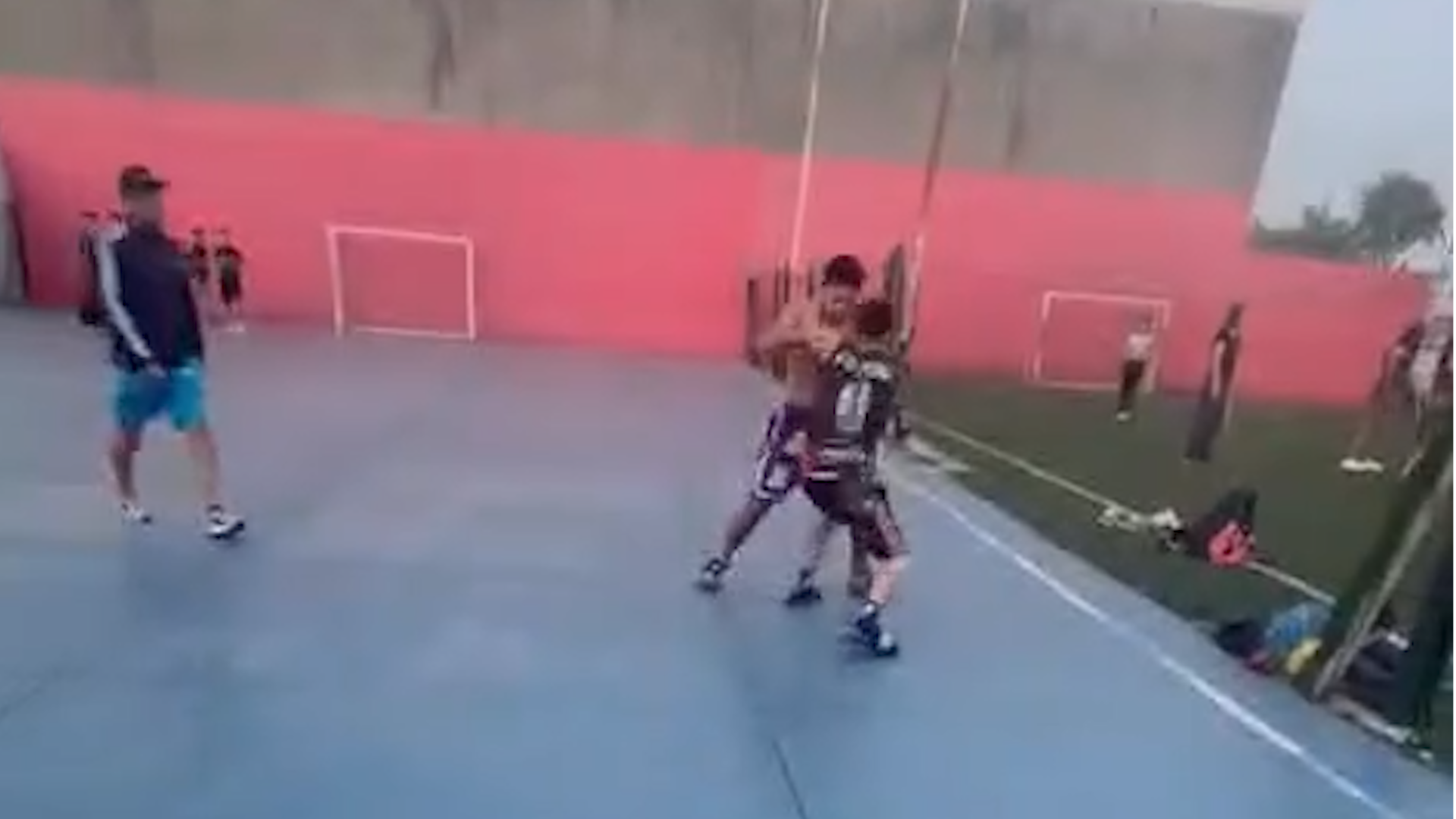 El de pantalón celeste fue identificado como el agresor de la patada a la cabeza