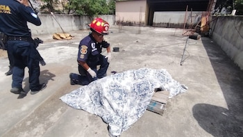 Bomberos y medios difieren sobre heridos y número final de víctimas. La escena dejó cuerpos en varios puntos, dentro y fuera de una vivienda. El Ministerio Público reúne indicios para reconstruir la secuencia. Foto cortesía