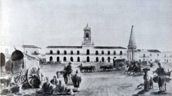 El edificio del cabildo en todo su esplendor y frente a él, la pirámide. La plaza era de tierra y era transitada por los vecinos, carretas y jinetes
