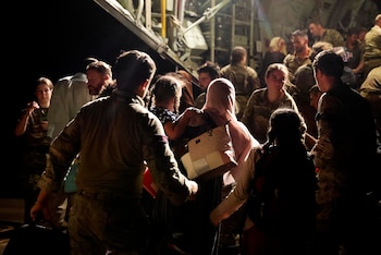 En esta foto publicada por el Ministerio británico de Defensa, los últimos evacuados y personal militar suben a una aeronave de la RAF con destino a Chipre en la base aérea de Wadi Seidna en Sudán, el 29 de abril de 2023. (PO Foto Arron Hoare/Ministerio británico de Defensa via AP)