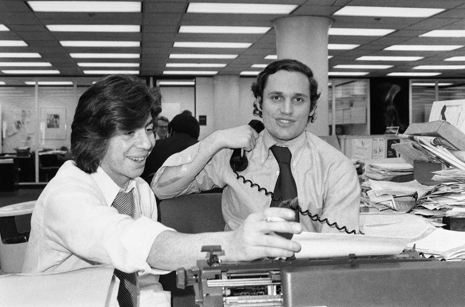 Carl Bernstein (izq) y Bob Woodward, el periodismo en su esplendor. (UPI Photograph)
