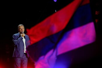 Yamandú Orsi habla en el escenario tras confirmarse su victoria en el balotaje (REUTERS/Andres Cuenca)