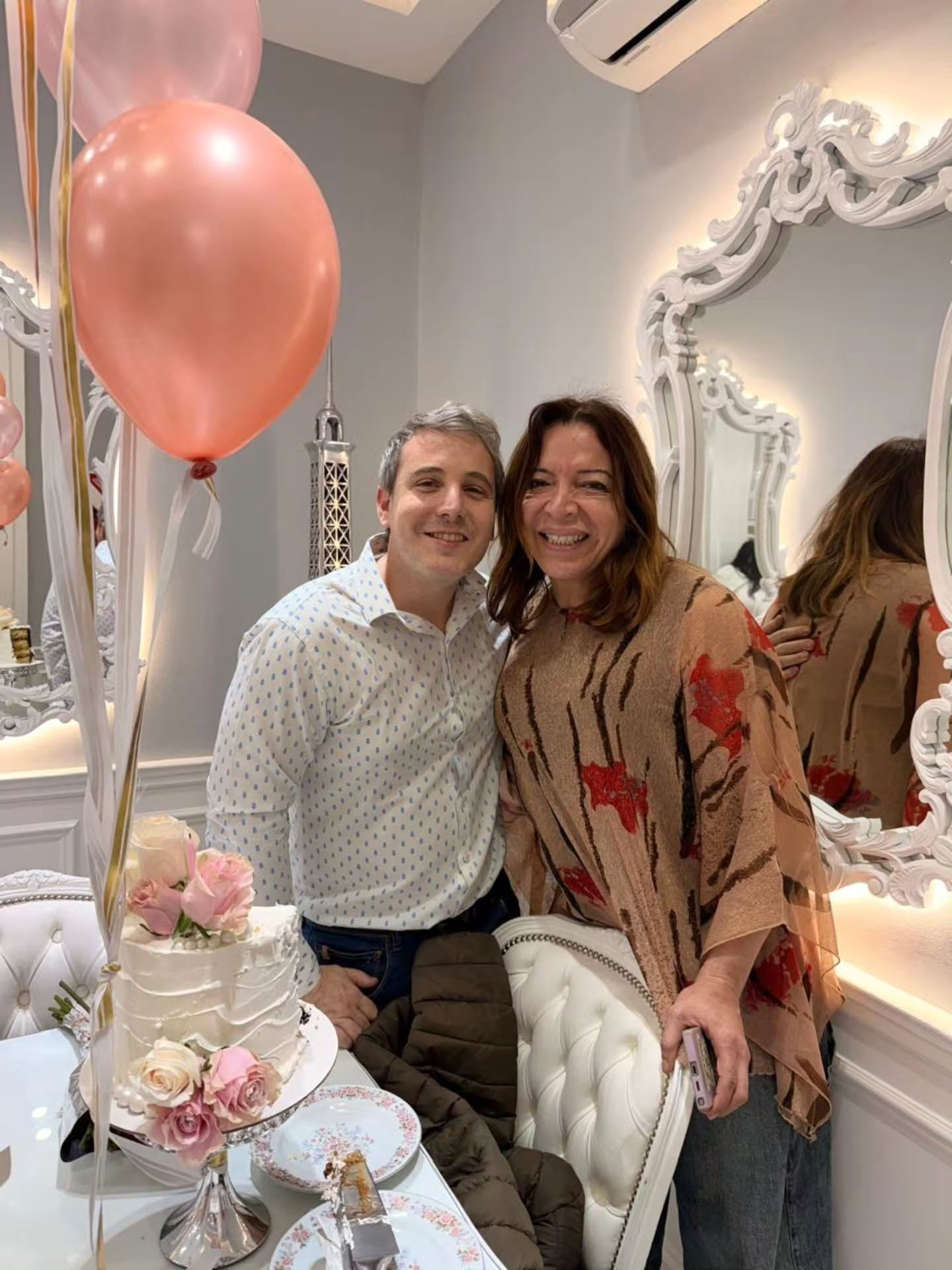 La conductora Lizy Tagliani posa junto a su esposo Sebastián Nebot durante la celebración de su cumpleaños.