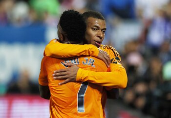 Kylian Mbappé abraza a Vinícius