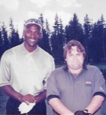 Carlos Bremer, más joven, posando