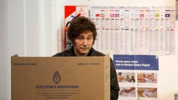 Elecciones legislativas de Argentina de 2025 - Javier Milei votando