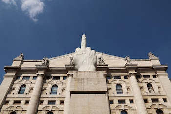 La escultura "L.O.V.E." se alza frente a la Bolsa de Milán (REUTERS/Claudia Greco)