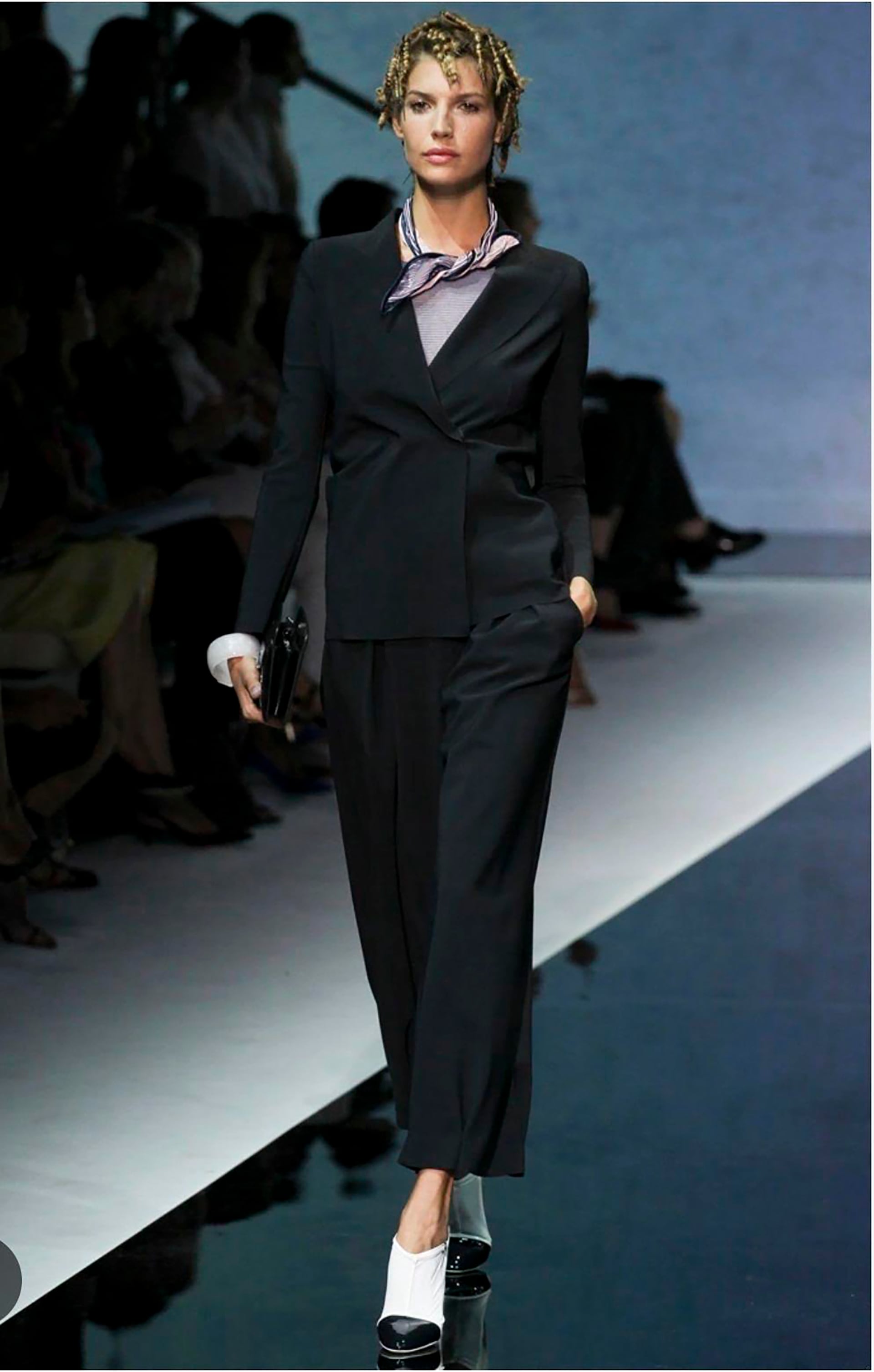 Chloe Bello sobre la pasarela de Armani