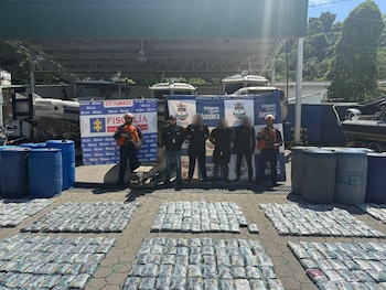 La Armada de Colombia interceptó una lancha con 3,2 toneladas de marihuana en el Pacífico sur durante un operativo conjunto con Estados Unidos - crédito prensa Armada de Colombia