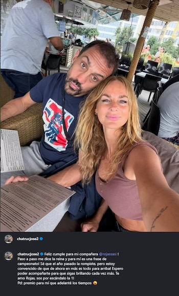 Primer plano de José Chatruc y Sabrina Rojas sonriendo, sentados en un restaurante al aire libre con menús en la mesa y fondo borroso
