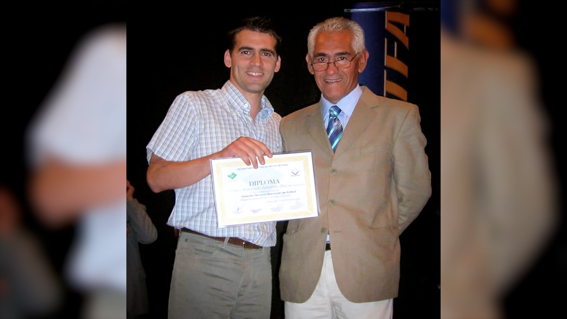Domenech es técnico recibido. Aquí, con Pancho Sá, quien le entregó el diploma