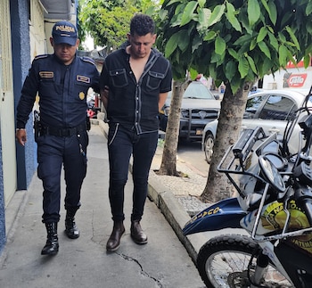 La policía puso a disposición de las autoridades al detenido y al arma decomisada, mientras la portación legal quedó en duda por tratarse de un arma presuntamente ilegal.