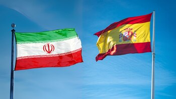 Banderas de Irán y España.