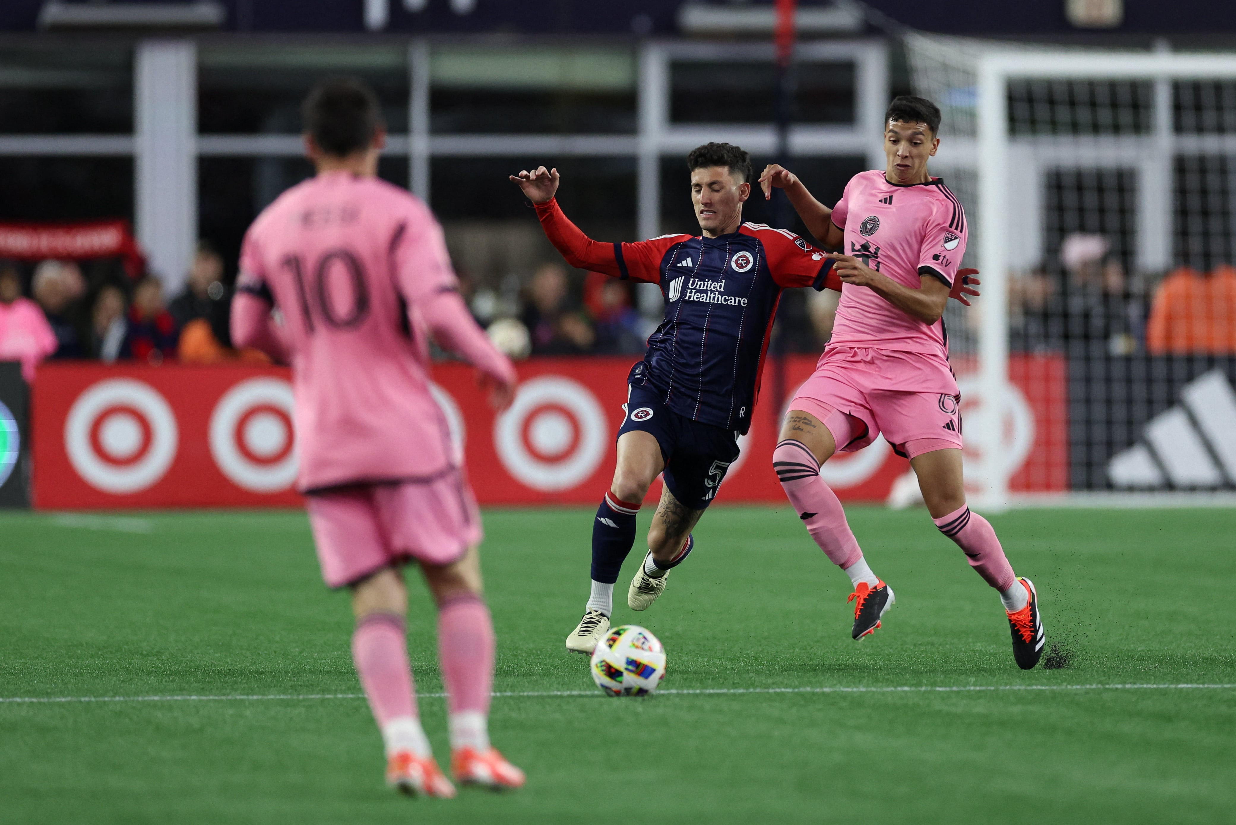 Tomás Avilés intenta anticipar a Tomás Chancalay durante un partido del Inter Miami (Créditos: Paul Rutherford-USA TODAY Sports)