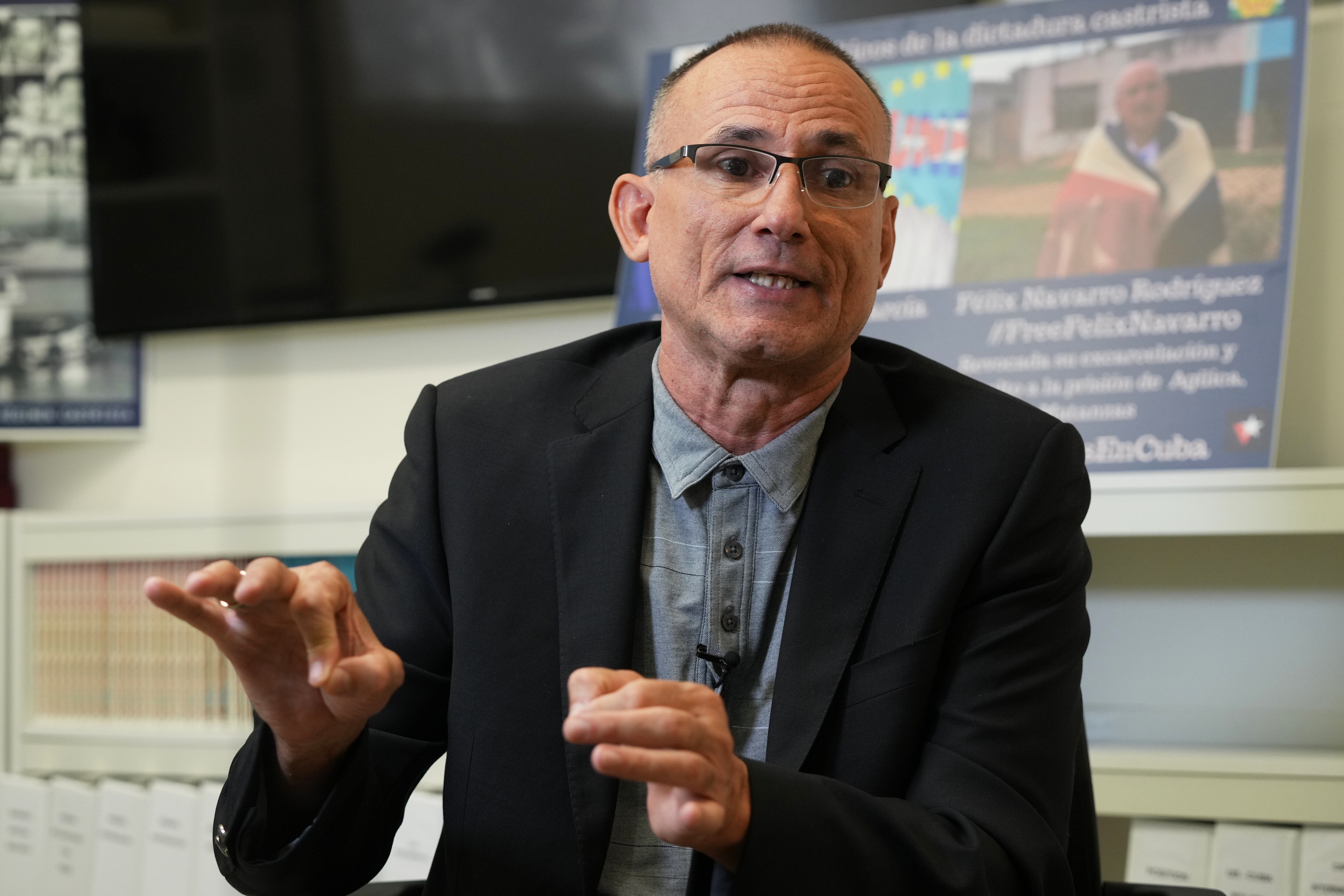 El disidente cubano José Daniel Ferrer habla sobre su experiencia al salir de Cuba durante una entrevista el miércoles 22 de octubre de 2025, en Miami (AP Foto/Marta Lavandier)