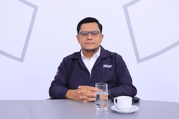 El director general de Tránsito, Félix Eduardo Serrano, durante su participación en el espacio de entrevistas del noticiero de Canal Diez (Cortesía: Noticiero El Salvador).
