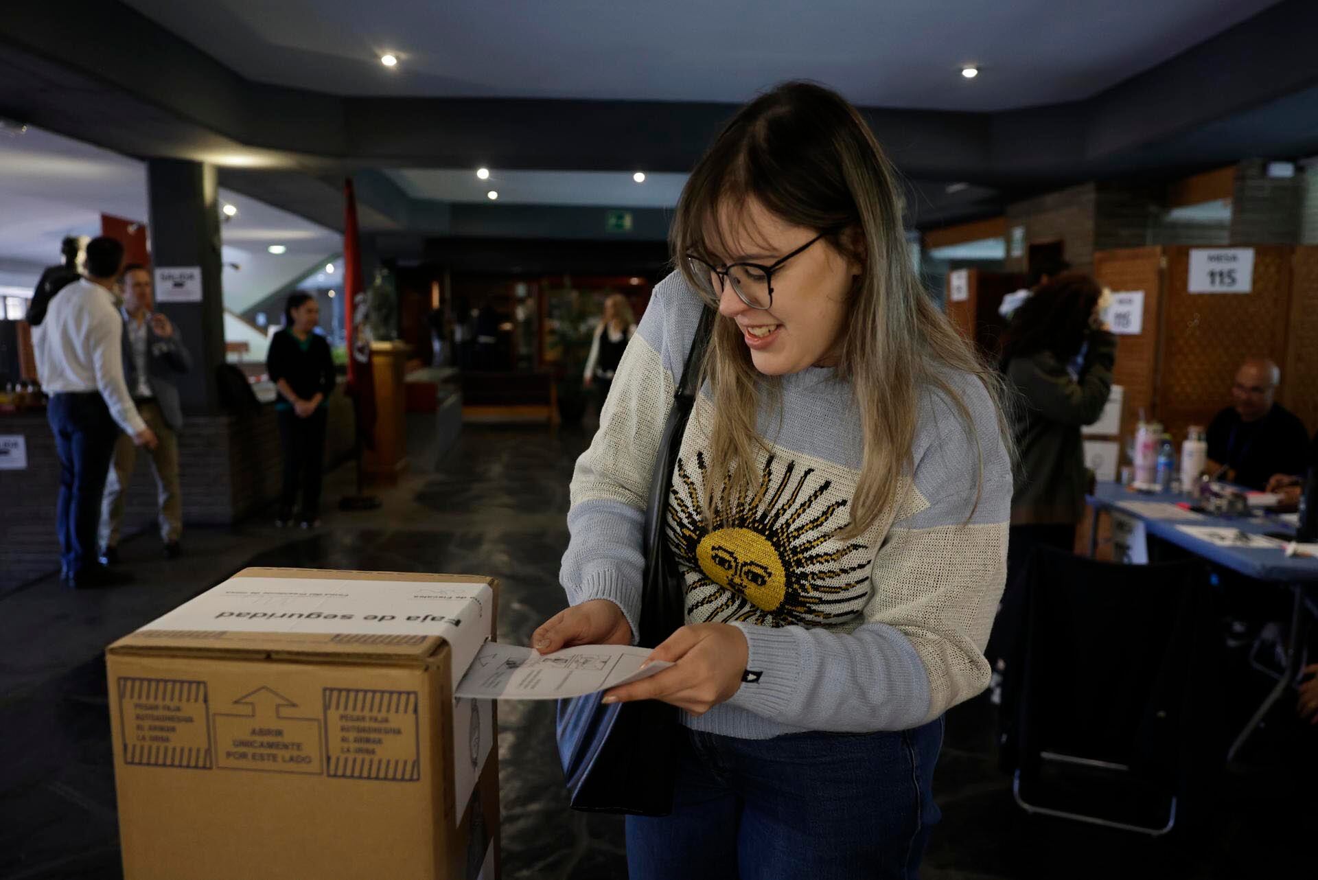Una ciudadana argentina votando en la embajada argentina en Madrid, España. (EFE/ Sergio Pérez)