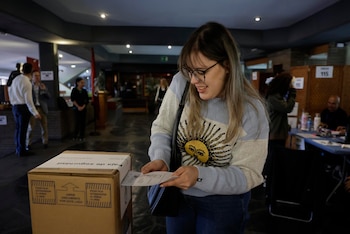 Una ciudadana argentina votando en